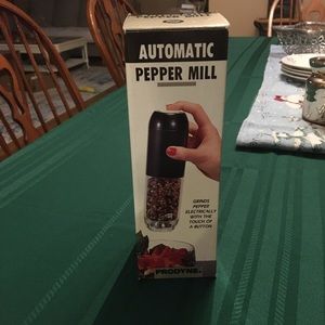 🎁2/$12   NWOT AUTOMATIC PEPPER MILL CAN RUN ON 4 AA BATTERIES OR MANUALLY